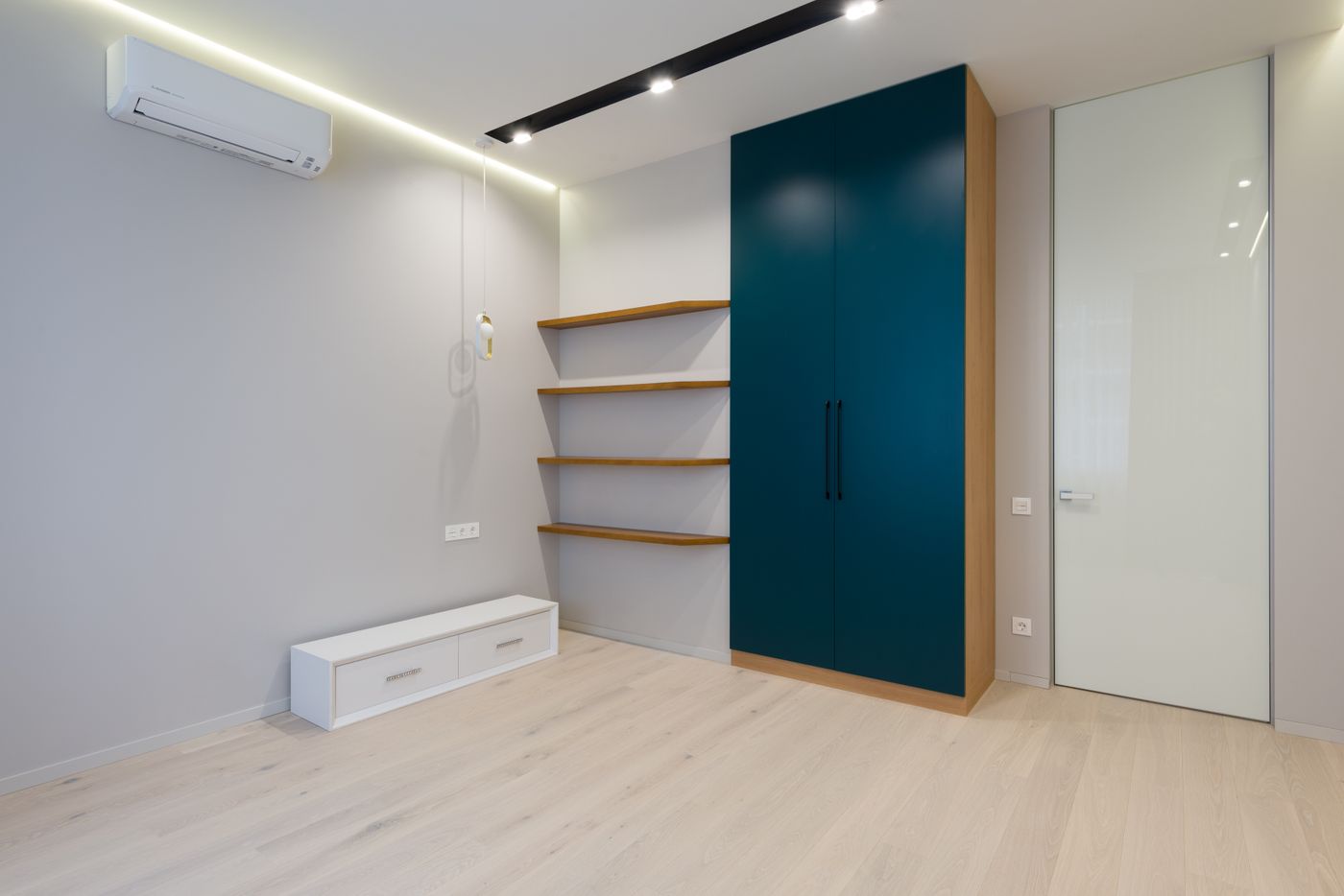 Fertig eingebauter Schrank mit Eichenregalen in einem hellen Wohnraum